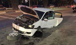 Önce kaldırıma sonra direğe çarptı: 4 kişi hastanelik oldu