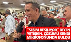 “Sesim kesiliyor” diyen Yetişkin, çözümü kendi mikrofonunda buldu