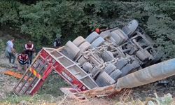 Ağır yük aracı şarampole devrildi, acı haberi geldi
