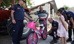 Bisikleti yanmış, itfaiye ekipleri söz vermişti! Minik Hazal’a sürpriz Çerçioğlu’ndan geldi