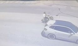 Ölümle biten manevra! Motosiklet sürücüsü aydınlatma direğine çarptı