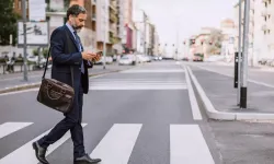 Karşıdan karşıya geçerken telefona bakanlar yandı! Ceza geliyor