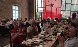 Nazilli'de yılın ahisi seçildi: 51 yıllık berbere şed kuşatıldı
