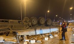 Tuğla yüklü tır karşı şeride geçti: 1 ölü, 7 yaralı