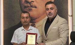 Aydın’da yılların berberi “Yılın Ahisi” seçildi! Başkan Avşar plaketini takdim etti