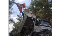 Bozdoğan’da Türk bayrağı dolandı! Belediye çalışanı hemen müdahale etti