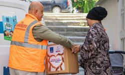 Kuşadası’nda ihtiyaç sahiplerine kapı kapı yardım