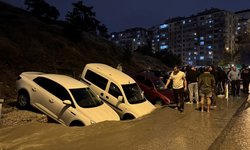 Yolun çökmesi sonucu çok sayıda araç zarar gördü