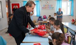 Minik öğrenciler sınıfa girince Başkan Yetişkin’i karşılarında buldu