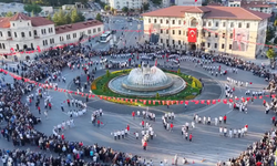Meydanda 1058 kişi aynı anda halay çekti