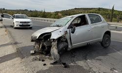Söke'de otomobil istinat duvarına çarpıp devrildi