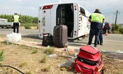 Kontrolden çıkan midibüs devrildi: 1’i ağır 17 yaralı