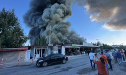 Kuşadası’nda çarşıda yangın paniği! Alevler dükkanlara yayıldı