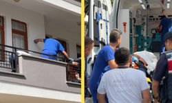 Kız kardeşini balkondan atan adam hayatını kaybetti