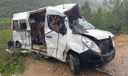 Minibüs uçuruma devrildi: 17 yaralı