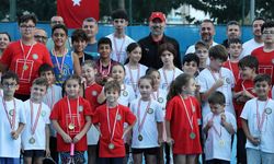 Söke'de geleceğin tenisçileri korta çıktı