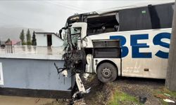 Tırla çarpışan otobüs eve daldı: 1 ölü, 14 yaralı