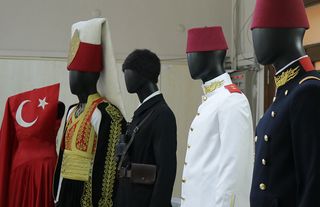 Usta eller Atatürk'ün üniformalarını yeniden dikti