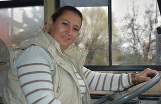 "Şoför Nebahat", erkeklere otobüs kullanmayı öğretiyor