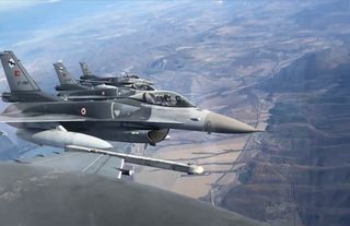 Türk F-16'ları Romanya'da selamlama uçuşu yaptı