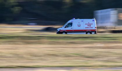 El freni çekilmeyen araç ayaklarının üzerinden geçti