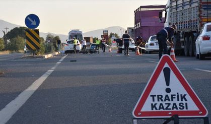 Minibüs ile otomobil çarpıştı: 1 ölü, 9 yaralı