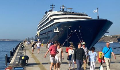 Bodrum'a lüks yolcu gemisi "Evrima" ile 277 turist geldi