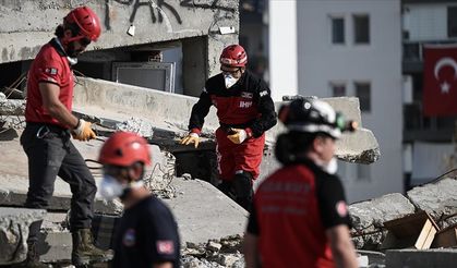 İzmir depreminin yıl dönümünde anma ve tatbikat yapıldı