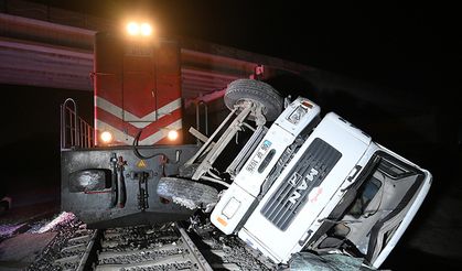 Yolcu treni raylarda bırakılan beton pompası aracına çarptı