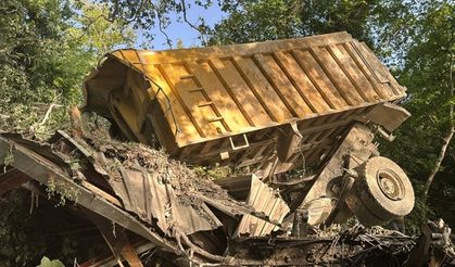 Freni patlayan kamyon uçuruma devrildi: 1 ölü