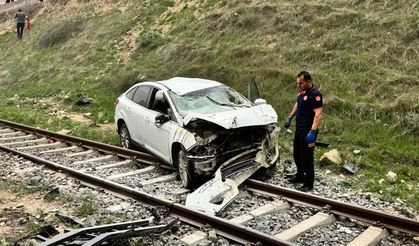 Köprüden düşen otomobildeki 3 kişi yaralandı