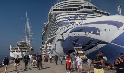 Bodrum'a iki kruvaziyer 3 bin 907 yolcu getirdi