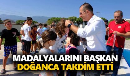 Kuyucaklı minik yüzücüler kurslarını bitirdi