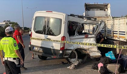 Öğrencileri taşıyan minibüs tıra çarptı