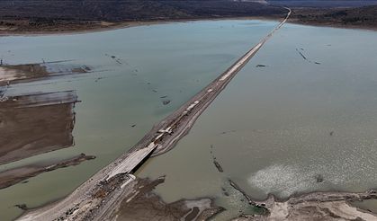 Barajdaki kuraklık eski yolu ortaya çıkardı