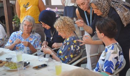 İzmir'de yöresel iğne oyası yabancı misafirlere tanıtıldı
