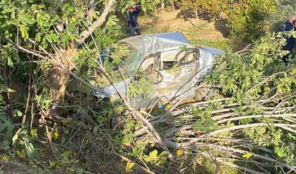 Devrilen otomobilin sürücüsü kurtarılamadı