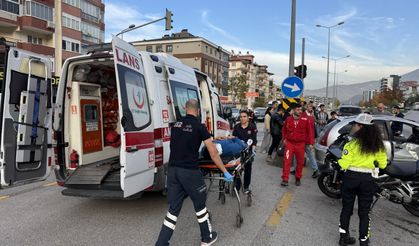 U dönüşü yaparken motosiklete çarptı: 4 yaralı