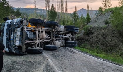Direksiyon başında can verdi: Kamyon devrildi, sürücü öldü