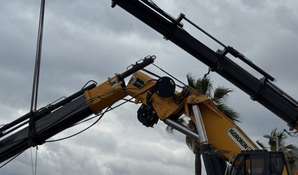 Kırılan vinç taşıma kolunun altında kalan işçi öldü