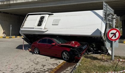 Öğrenci taşıyan halk otobüsü devrildi; 46 yaralı