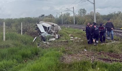 Tren kamyoneti biçti: 1 ölü, 3 yaralı