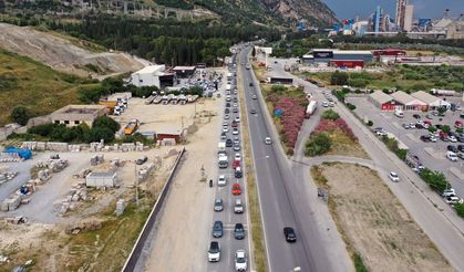 Tatilciler yola çıktı, trafik felç oldu