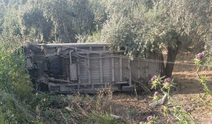 Can pazarı yaşandı: İşçi servisi tarlaya savruldu, 12 yaralı