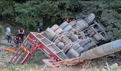 Ağır yük aracı şarampole devrildi, acı haberi geldi