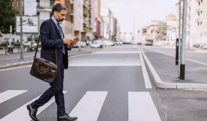 Karşıdan karşıya geçerken telefona bakanlar yandı! Ceza geliyor