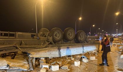 Tuğla yüklü tır karşı şeride geçti: 1 ölü, 7 yaralı