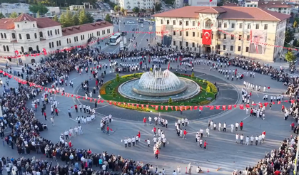 Meydanda 1058 kişi aynı anda halay çekti