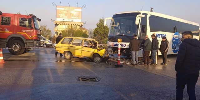 Manisa'da otobüsle çarpışan otomobilin sürücüsü öldü