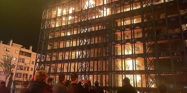 İzmir'de bir sitede çıkan yangında alevler tüm binayı sardı